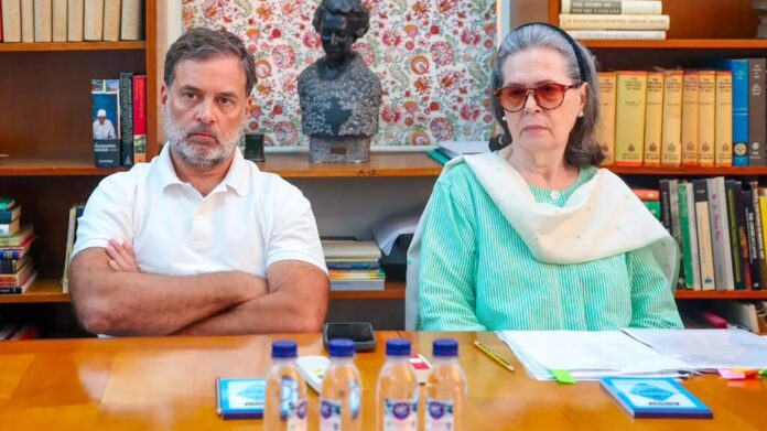 Sonia Gandhi and Rahul Gandhi during an Independence Day function